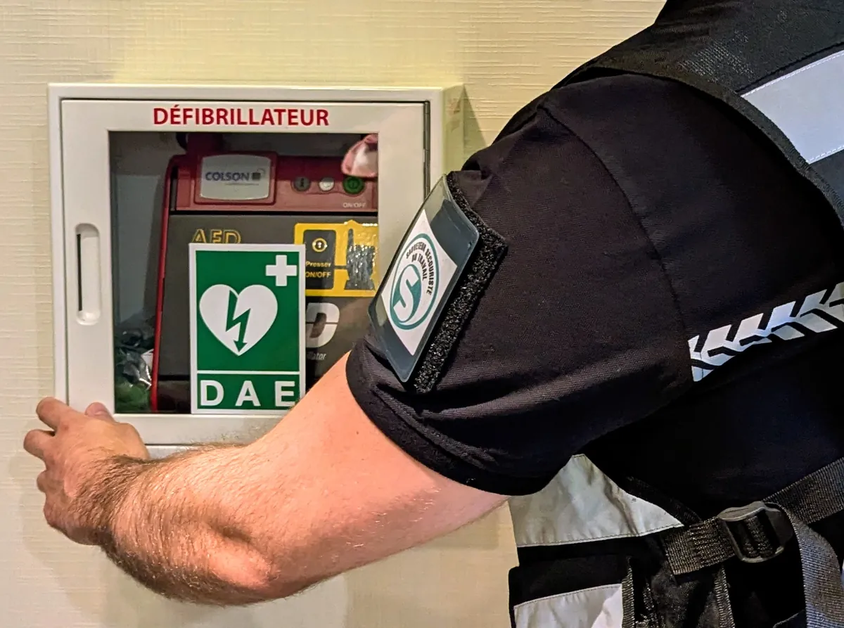 Agent titulaire du certificat SST vérifiant un défibrillateur DAE, module secourisme de la formule MAC APS 5 jours