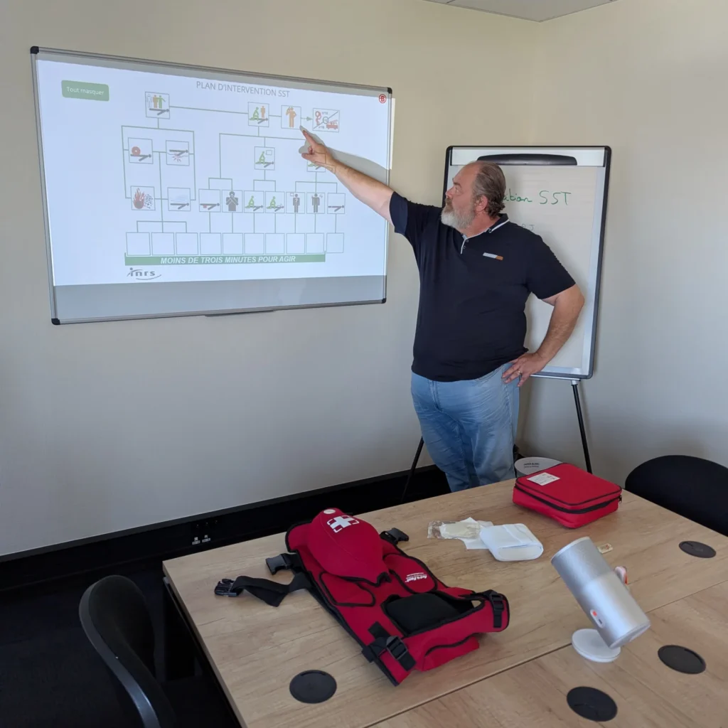 Session de formation SSIAP (Sécurité Incendie et Assistance aux Personnes) animée par un expert Sigmaxis pour des stagiaires en Ille-et-Vilaine