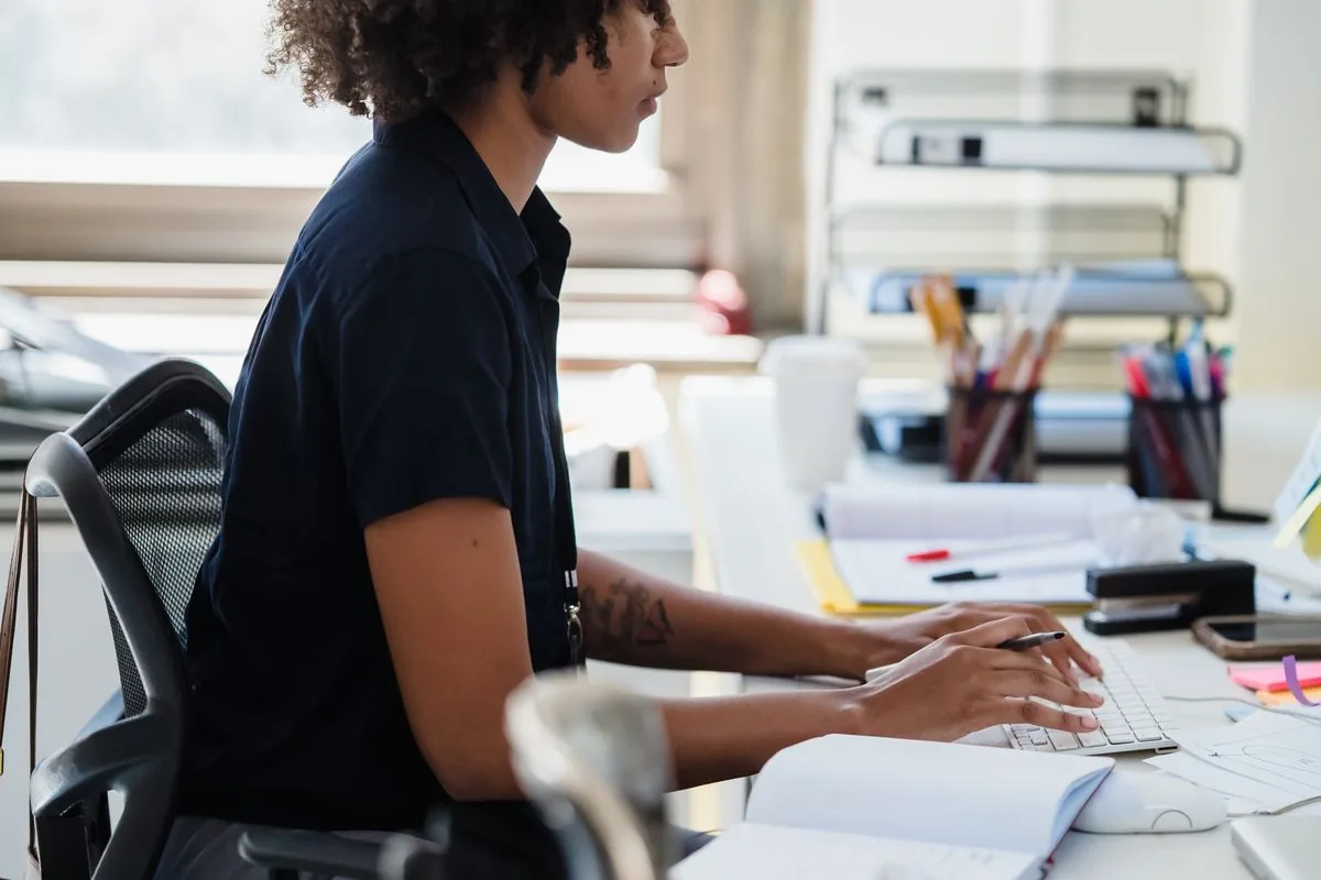 Aménagement ergonomique d'un poste de travail sur écran pour prévenir les TMS, formation Sigmaxis