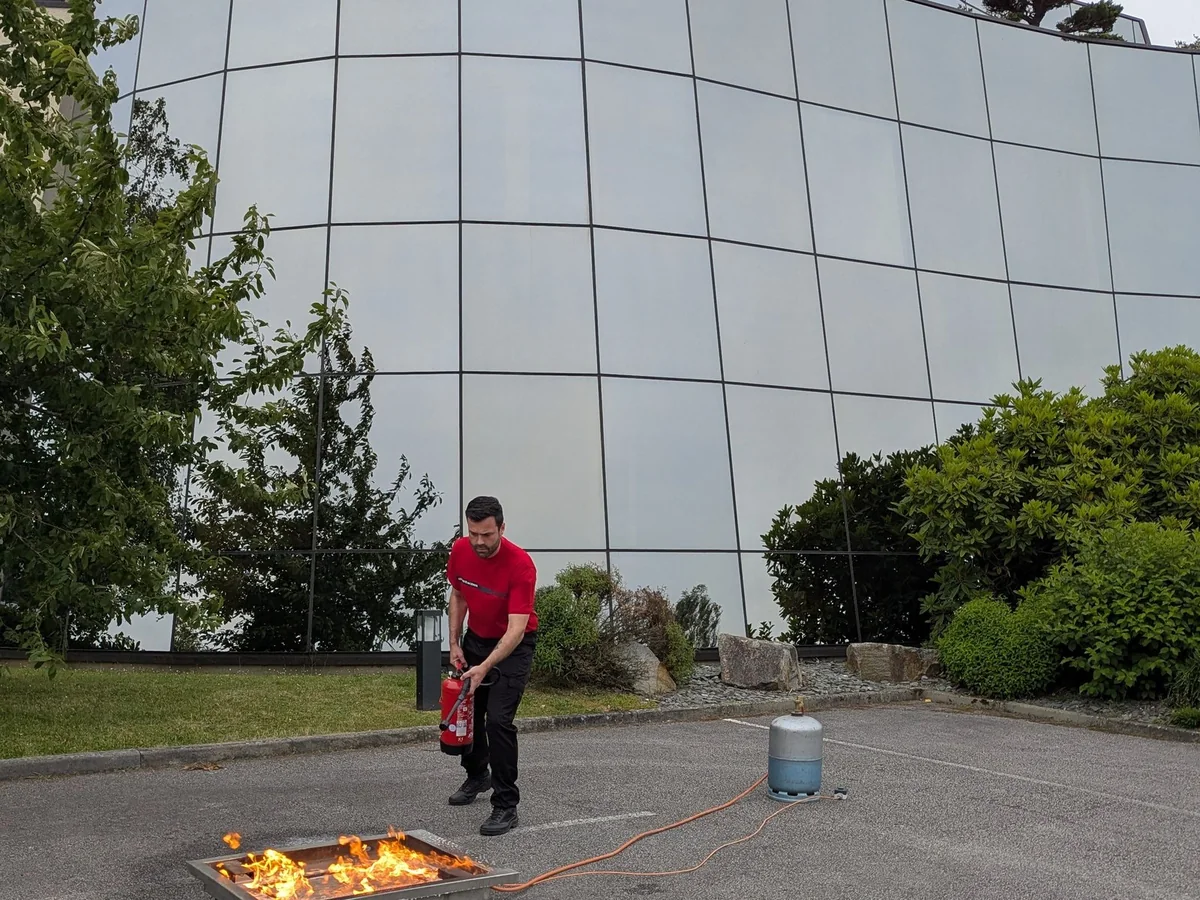 Exercice d'extinction sur bac à feu écologique devant le Centre d'Affaires Alizés à Cesson-Sévigné, formation SSIAP Sigmaxis