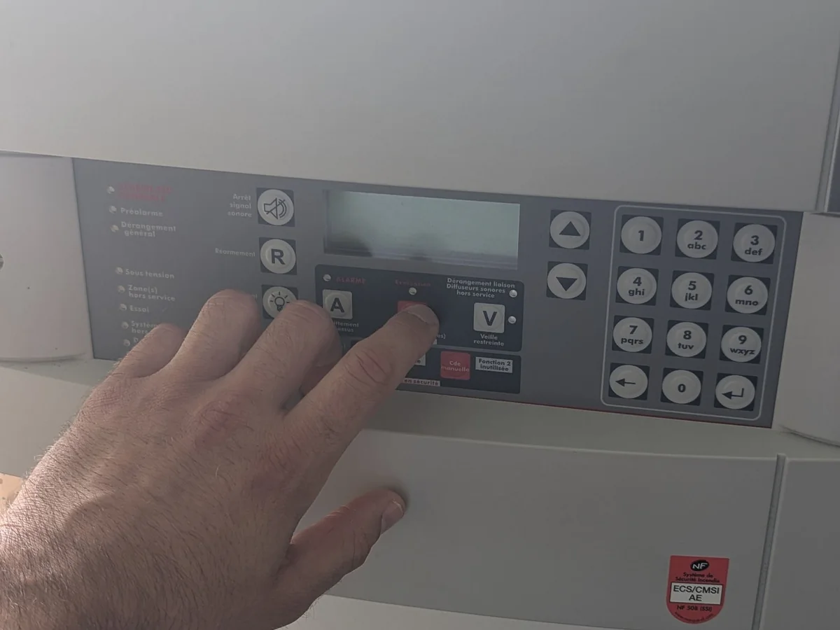 Manipulation d'un ECS/CMSI certifié NF (système de sécurité incendie) en formation SSIAP 2 chez Sigmaxis à Rennes
